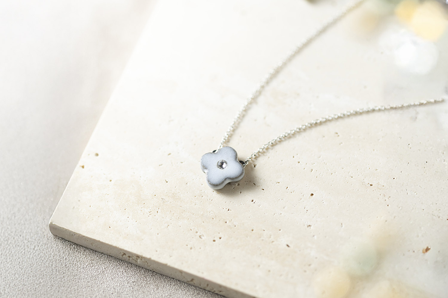 MIKELOオリジナル 陶器「tou」 小花 クリスタル ネックレス｜白磁 ギフトボックス付き